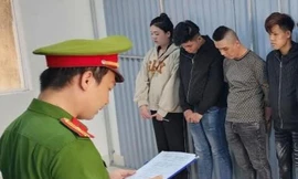 Nữ 'đại ca' dùng bình xịt tấn công công an khi bị truy đuổi