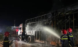 Lực lượng Cảnh sát PCCC&CNCH Công an tỉnh Quảng Ngãi nỗ lực tiếp cận và phun nước dập tắt đám cháy. Ảnh: Tài Đức