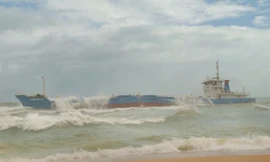 Ứng phó nguy cơ tràn 8.000 lít dầu từ tàu gãy đôi trên vùng biển Sa Huỳnh