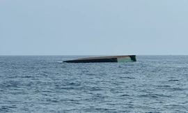 Chìm sà lan trên vùng biển Lý Sơn, 3 người tử vong, 2 người mất tích 