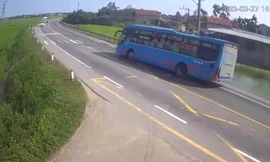 Kinh hoàng cảnh xe khách chở 44 người mất lái lao xuống ruộng, tài xế tử vong