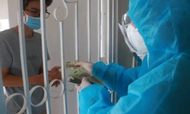 Đà Nẵng bắt đầu gõ cửa từng nhà, phát tiền cho tất cả người dân vùng cách ly