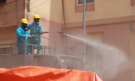 Quân đội khử khuẩn điểm nóng dịch COVID-19 ở Đà Nẵng