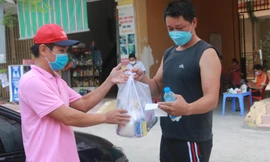 Tổ COVID-19 cộng đồng đi chợ giúp 8.230 hộ dân bị phong tỏa cứng