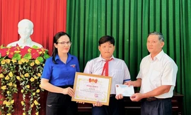 Chủ tịch Quảng Ngãi tặng bằng khen cho cậu bé lớp 6 cứu sống hai người đuối nước