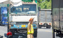 Lực lương CSGT làm nhiệm vụ tại chốt kiếm soát phòng chống dịch COVID-19 tại Đà Nẵng. 