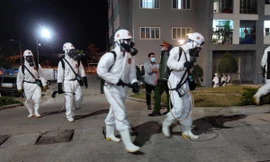 Xuyên đêm phun khử khuẩn chung cư của công nhân KCN Hòa Khánh