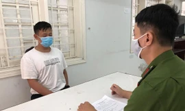 Đối tượng Chen Xiao Lie tại cơ quan công an. 