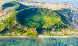 Cận cảnh miệng núi lửa triệu năm tuổi trên đảo Lý Sơn