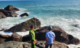 Hái rong mứt, hai phụ nữ rơi xuống biển, một người chết, một mất tích