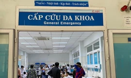 Xác định danh tính người phụ nữ phát đồ ăn 'lạ' khiến hàng loạt học sinh nhập viện