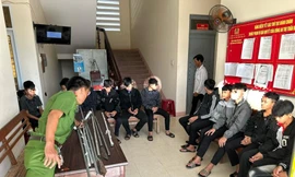 Một cảnh sát bị thương khi chặn bắt nhóm thanh niên mang hung khí