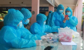 Lấy mẫu xét nghiệm truy tìm COVID-19 ở Đà Nẵng. Ảnh: Nguyễn Thành