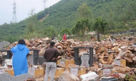 Tang thương hàng trăm ngôi mộ ở nghĩa trang lớn nhất Đà Nẵng bị mưa lũ cuốn trôi, đất đá vùi lấp 
