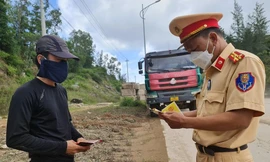 Lực lượng CSGT, công an tỉnh Quảng Ngãi đang kiểm tra hoạt động của xe vận tải tại KKT Dung Quất. Ảnh: Nguyễn Ngọc