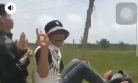 Lái xe bằng chân để câu like, nam thanh niên bị phạt gần 10 triệu đồng