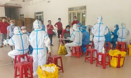 Lấy mẫu xét nghiệm tại các nhà máy, khu công nghiệp ở Đà Nẵng. 