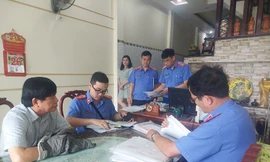 Cơ quan điều tra của Viện KSND Tối cao tiến hành khám xét nơi ở của bị can Nguyễn Bá Nhật. Ảnh: VKSND