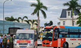 Chuyến xe đầu tiên lên đường đón 200 công dân đầu tiên từ TP. HCM về Quảng Ngãi.