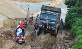 Cầu 100 tỷ xây xong vẫn chờ, người dân phải 'liều mình' đi qua đường tạm sình lầy