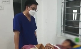 Bó nguyên con gà vào chân để chữa gãy xương