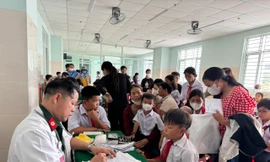 Khám bệnh miễn phí cho hàng trăm người dân huyện đảo Lý Sơn