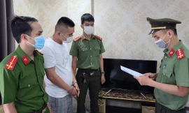 Công an TP Đà Nẵng thực hiện lệnh bắt giam đối với Xue Xiao Rong. Ảnh: K.C