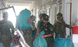 Bộ đội tất bật giúp thu dọn ký túc xá sinh viên để lập bệnh viện dã chiến thứ 2 ở Đà Nẵng