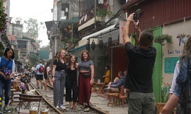 'Giỡn mặt tử thần' ở quán cà phê đường tàu hỏa