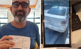 Hình ảnh vị khách nước ngoài cùng chiếc xe ô tô được chia sẻ trên mạng xã hội.