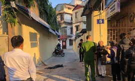 Người dân đứng theo dõi khu vực xảy ra vụ việc.