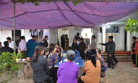 Người thân đang tiến hành tổ chức tang lễ cho nạn nhân Đảng.