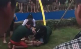 Bé trai được sơ cứu.