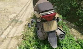 Chiếc xe máy tay ga bị bỏ lại ven đường.