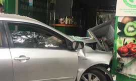 Hiện trường vụ xe Toyota đâm nát cửa hàng hoa quả đường Lò Đúc