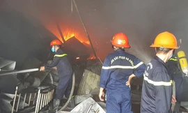 Lực lượng PCCC & CNCH tích cực khống chế đám cháy.