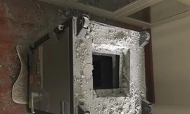 Két sắt bị trộm phá lấy tài sản.