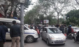 Xe cứu thương có mặt tại thẩm mỹ viện.