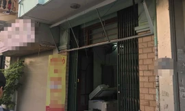 Trung tâm tin học tháo dỡ biển hiệu.