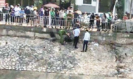 Cảnh sát rất vất vả mới đưa được cô gái lên bờ về trụ sở công an phường.