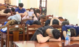 Các đối tượng được đưa về cơ quan điều tra. Ảnh: HYTV.