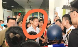 Người đàn ông bị vây kín sau khi cô gái tố cáo bị "đặt tay" lên đùi.