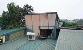 Ngôi nhà được quây kín bằng tôn và rào sắt.