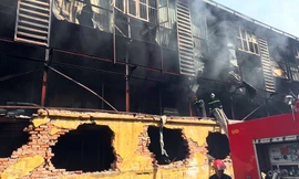 Cảnh hoang tàn sau vụ cháy Công ty bóng đèn phích nước Rạng Đông