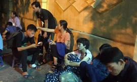 Bạn của S. cùng người thân có mặt tại Hà Nội.