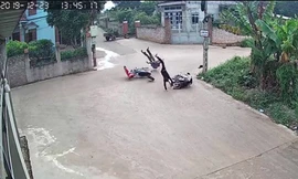 Hai xe máy đâm nhau giữa ngã tư, người bay cả chục mét bất tỉnh