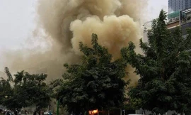 Khoảng 8h ngày 18/1, người dân phát hiện lửa, khói bốc lên nghi ngút từ khu vực cửa hàng ăn uống nằm trên đường Nguyễn Văn Huyên (phường Quan Hoa, quận Cầu Giấy, Hà Nội). Ảnh: FB