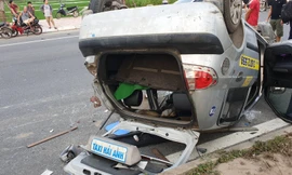 Chiếc taxi bị hư hỏng nặng sau vụ tai nạn. Ảnh: CTV