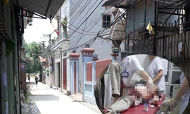 Lối đi vào nhà nạn nhân và nạn nhân được đưa đi cấp cứu tại bệnh viện.