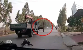 Xe cẩu quên ‘co chân’ hất văng người phụ nữ đi xe máy giữa đường